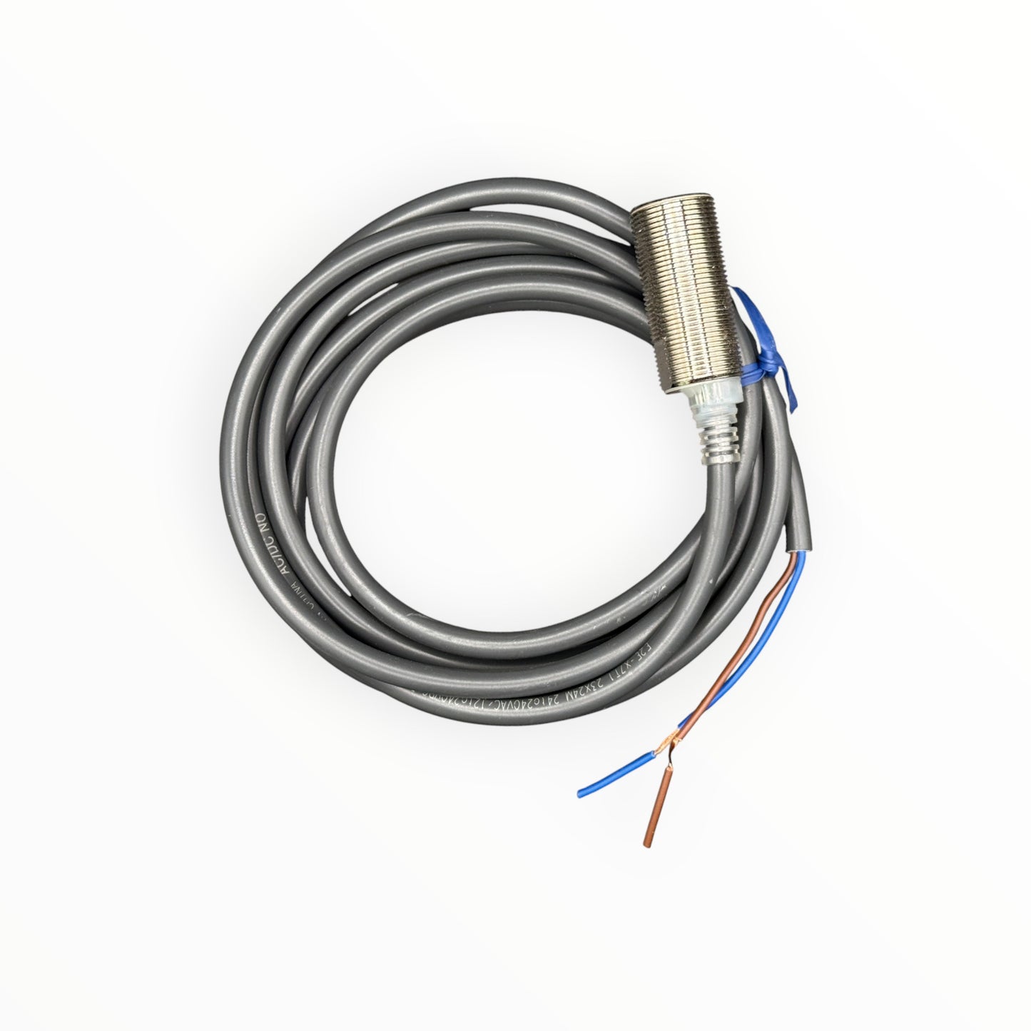 Sensor inductivo, m18, rasante, sn 7mm, 24-240vac/dc, cuerpo laton niquelado, no, cable 2m. [E2E-X7T1-M1] - SKU: OM 1107 — Automatización Industrial Chile | BDTEC